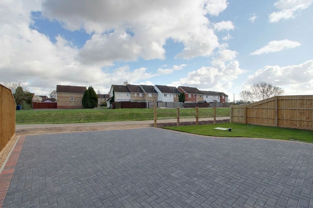 Property photo 3 of 28