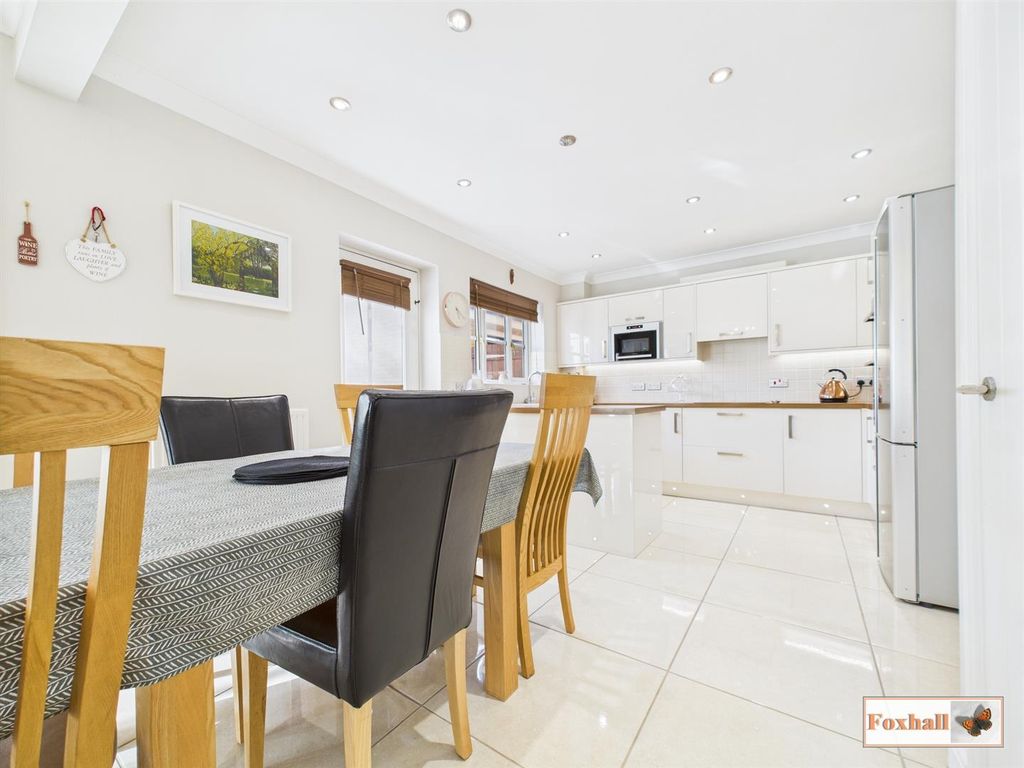 Property photo 2 of 28 Kitchen / Dining Area
