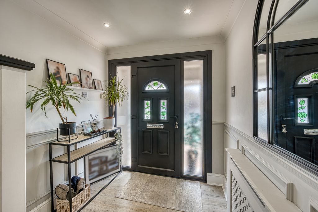 Property photo 2 of 18 Entrance Hallway