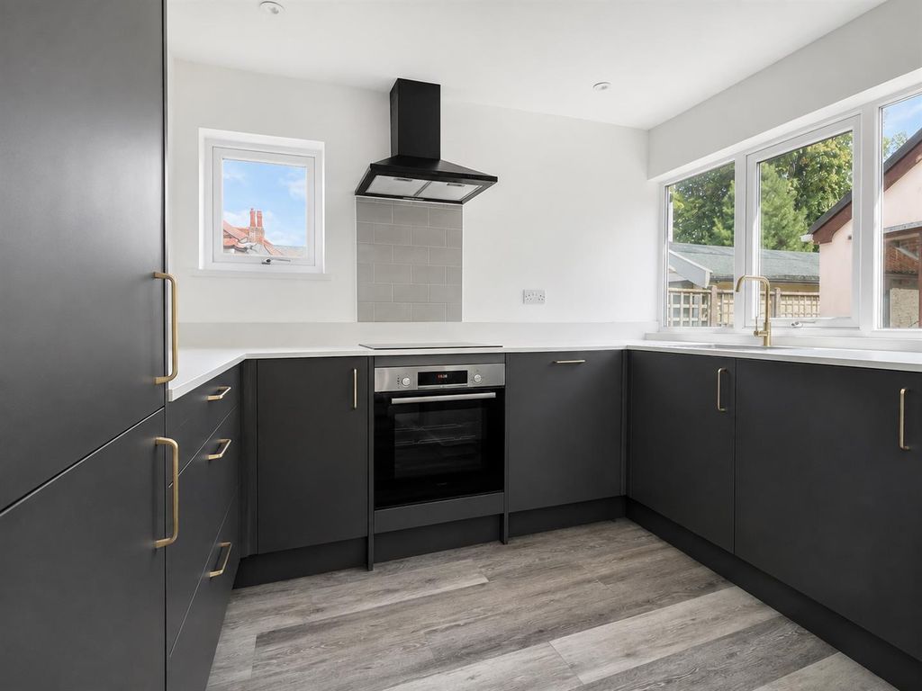 Property photo 2 of 10 Kitchen