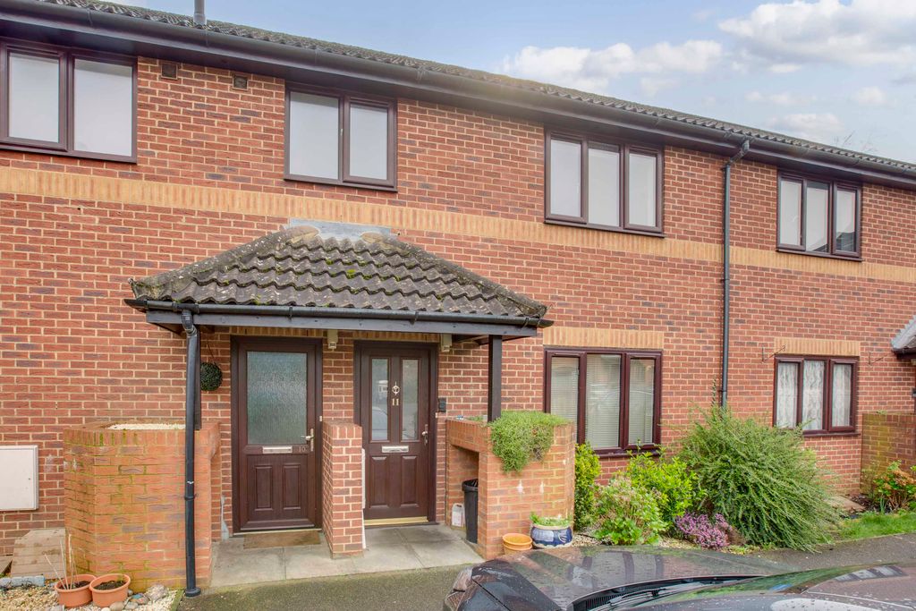 Property photo 1 of 5 10 Lea Court, Hp7 9Ls (Low Res)-8