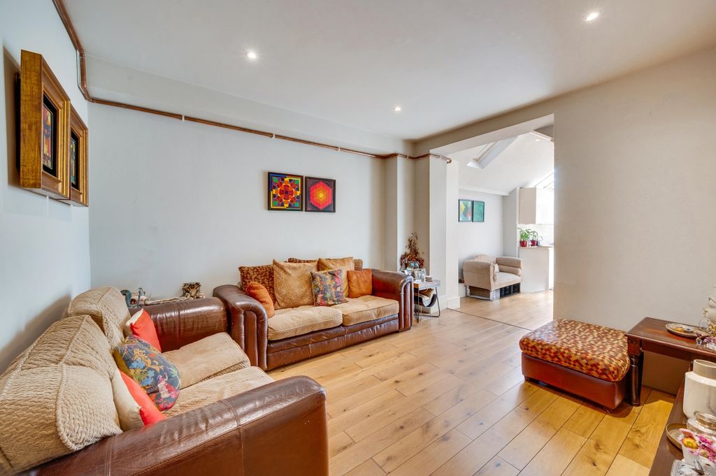 Property photo 1 of 12 ML_Estates_16A Ma...