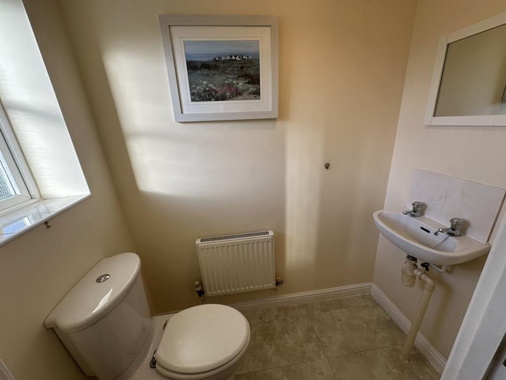 Property photo 3 of 11 Cloakroom