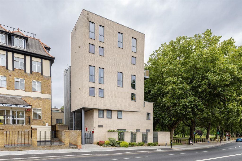 Property photo 2 of 20 Lea Bridge Road, E5