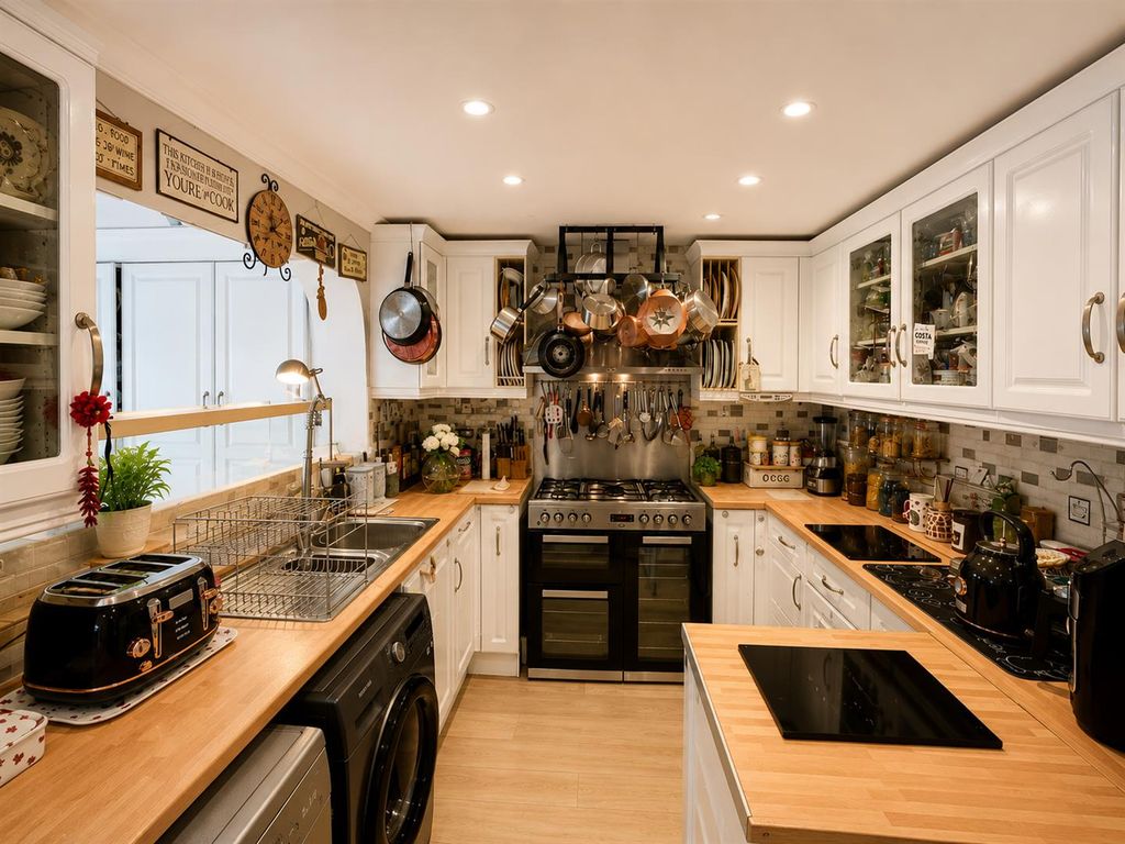 Property photo 2 of 20 Fitted Kitchen