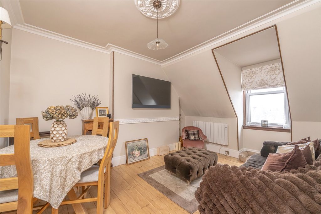 Property photo 3 of 23 Lounge Alt