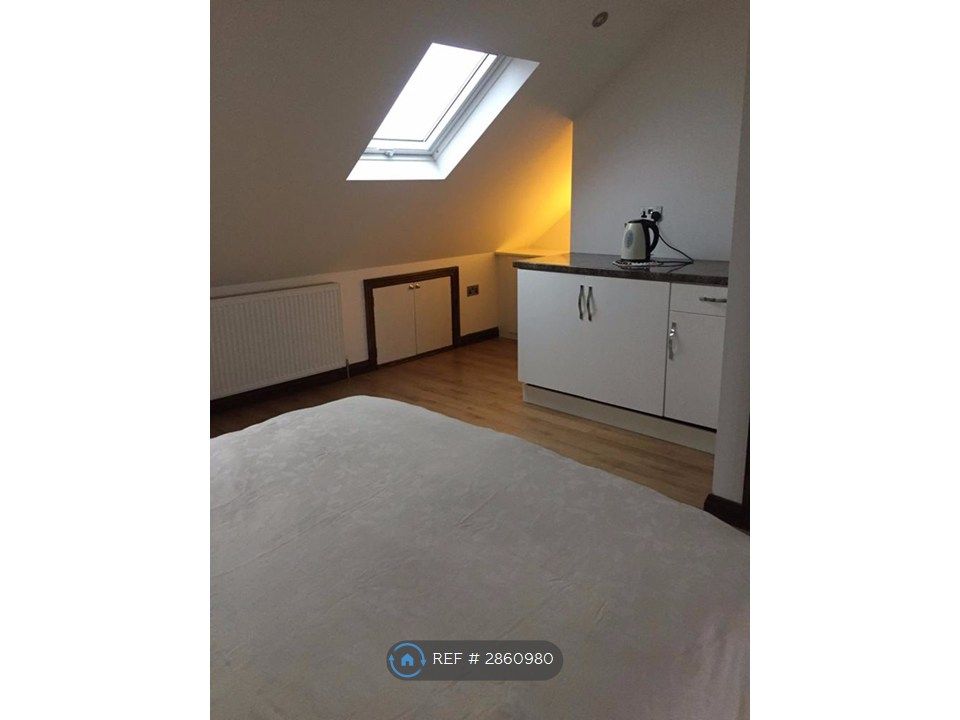 Property photo 2 of 12 Beautifully Lit On The 3rd Floor