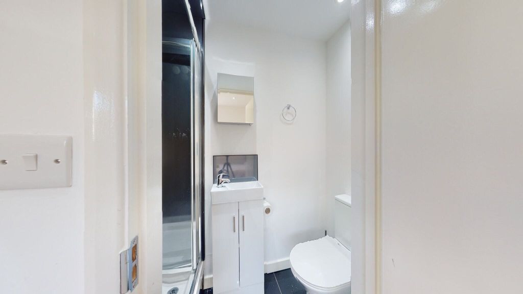 Property photo 3 of 10 Bathroom