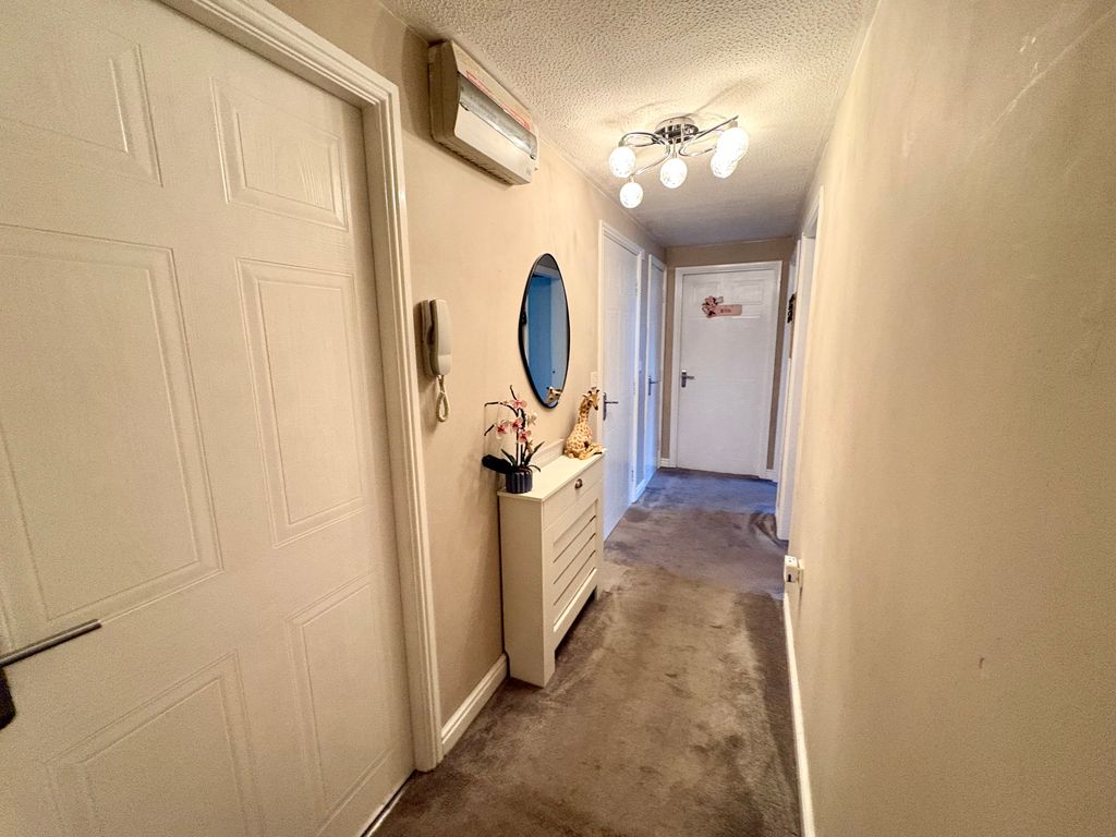 Property photo 3 of 9 Hall