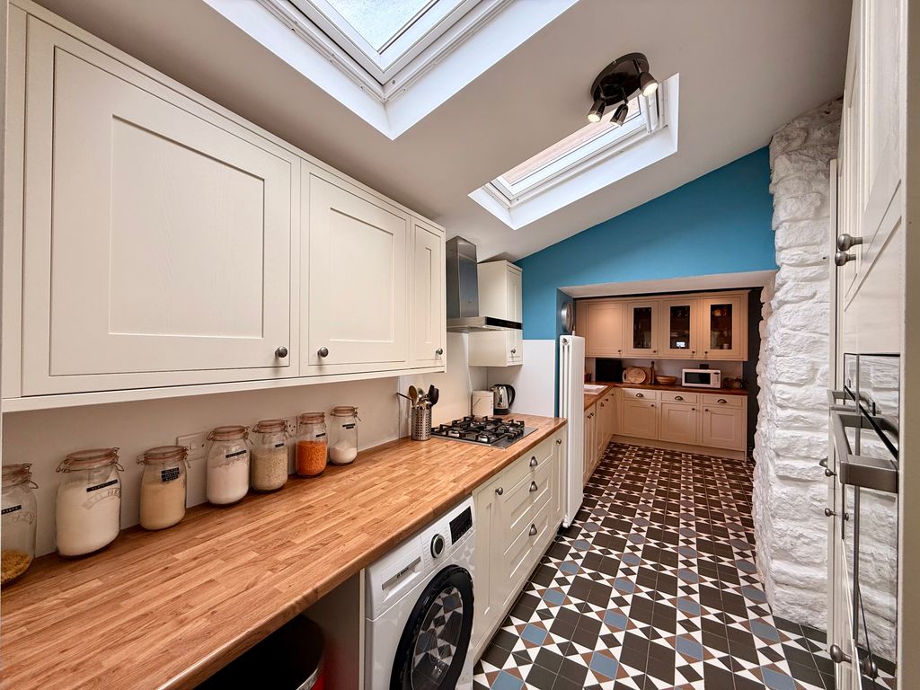 Property photo 3 of 18 Kitchen