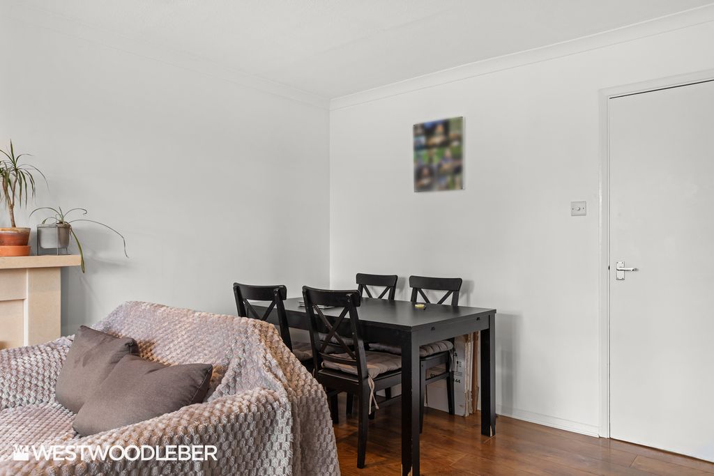 Property photo 3 of 10 Marshclose_2