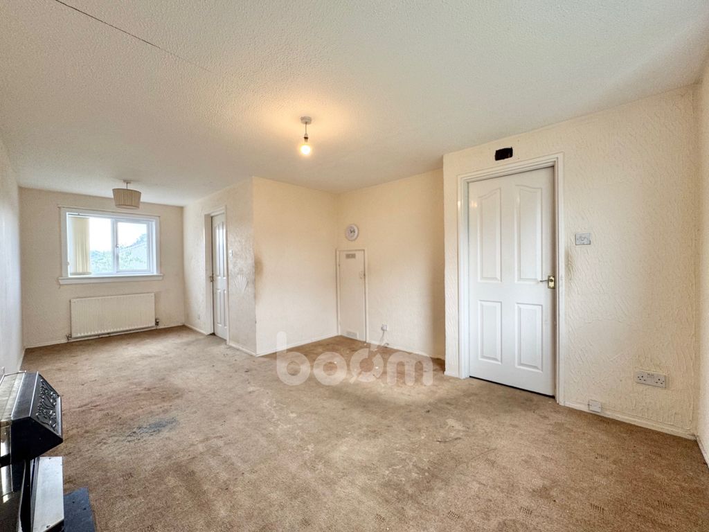Property photo 2 of 19 Newton Road, Lenzie Lounge
