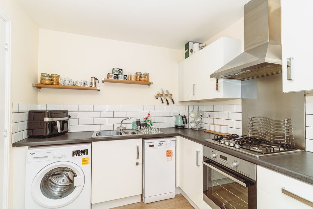 Property photo 3 of 31 Kitchen