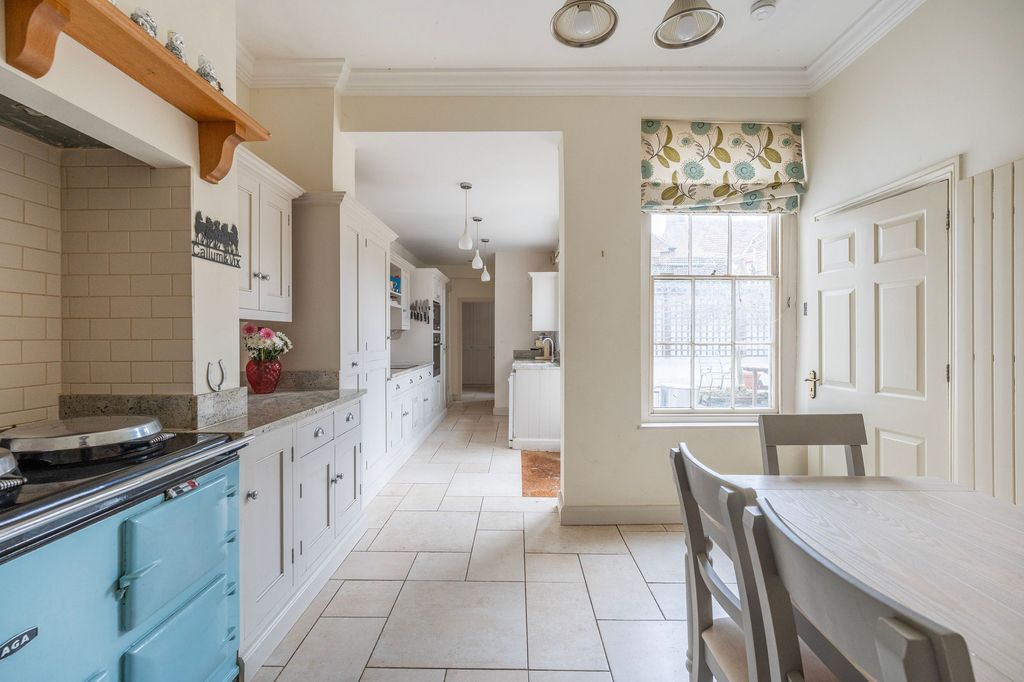 Property photo 2 of 32