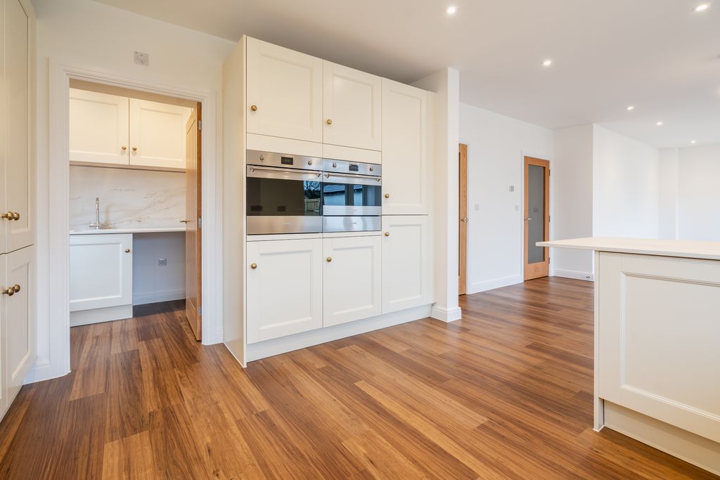 Property photo 3 of 12 Kitchen
