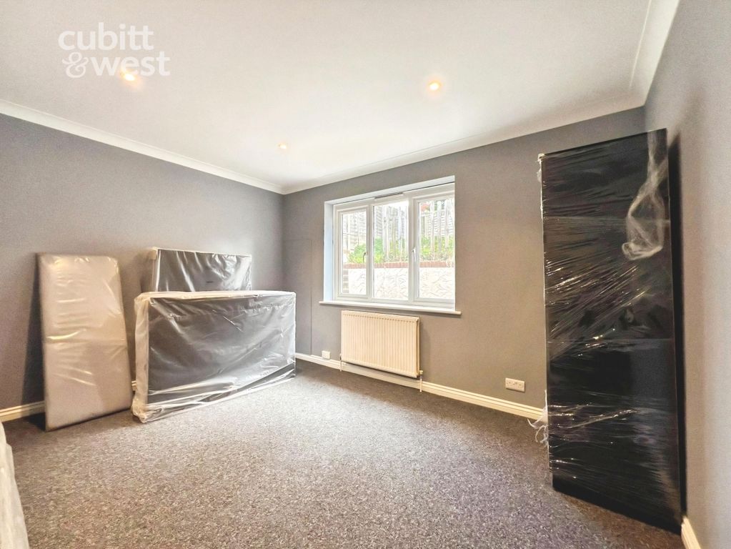 Property photo 2 of 10 Room 4