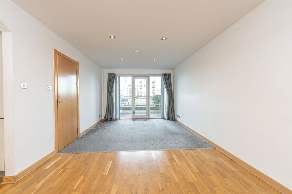 Property photo 3 of 28 Lounge Alt