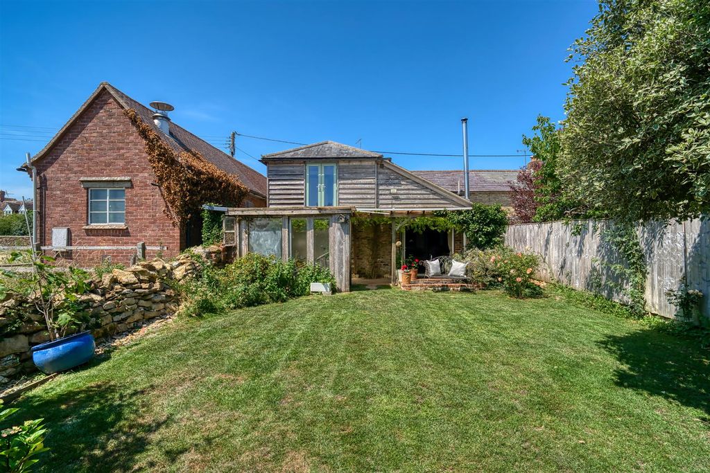 Property photo 1 of 11 Rear