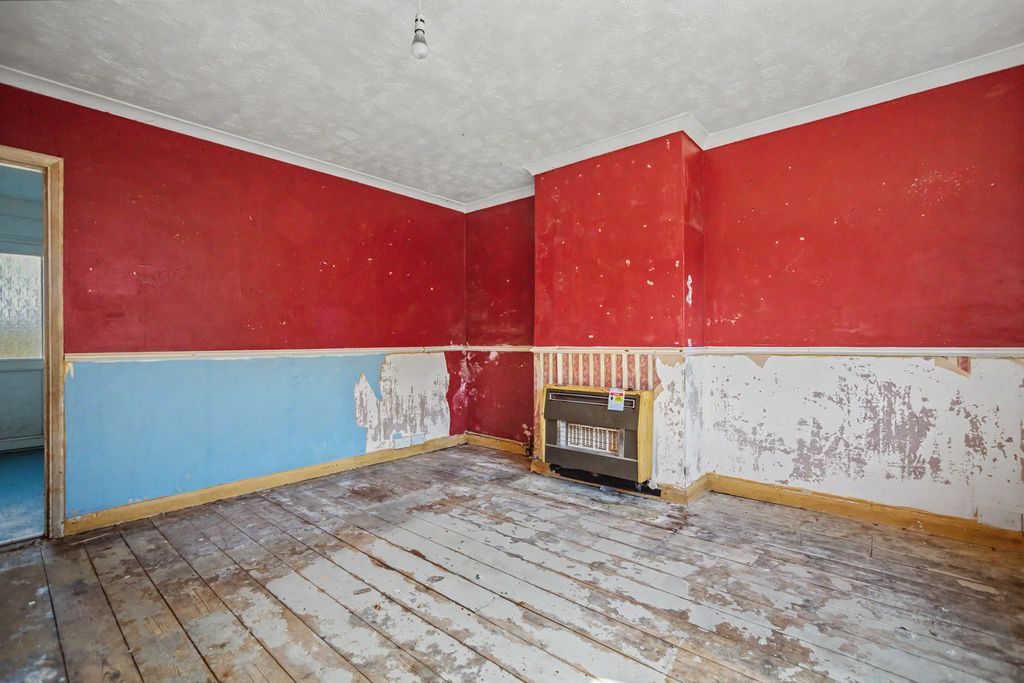 Property photo 3 of 17 3 Jubilee Crescent, Queenborough, Kent, Me11 5Er