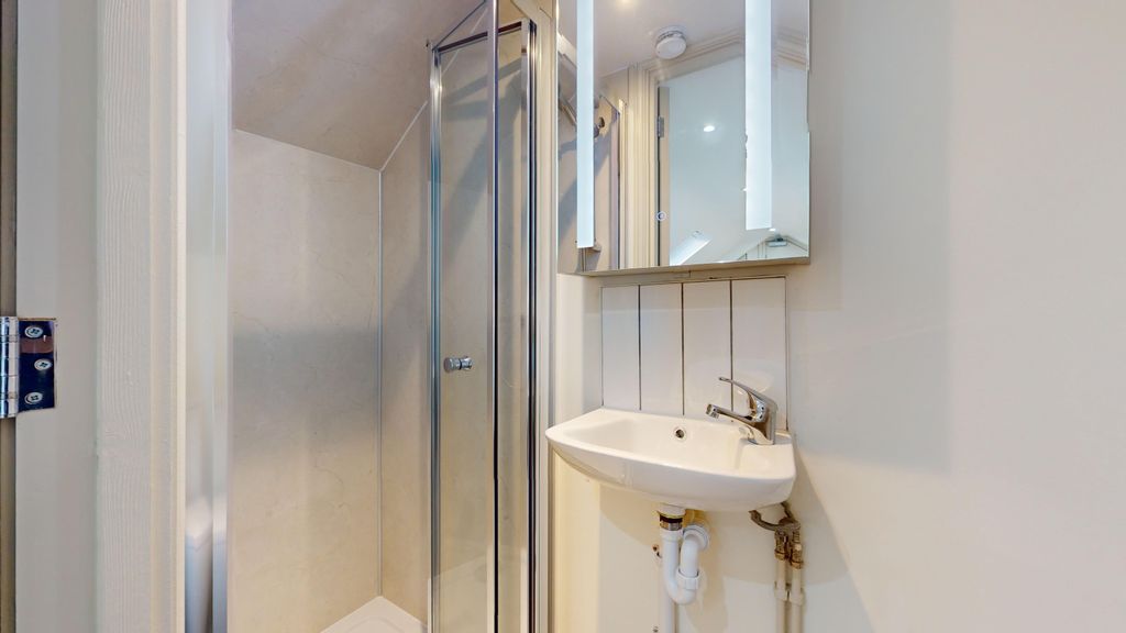 Property photo 3 of 8 Flat 2 Room 12c