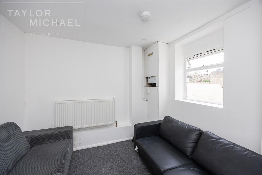 Property photo 3 of 17 Living Room