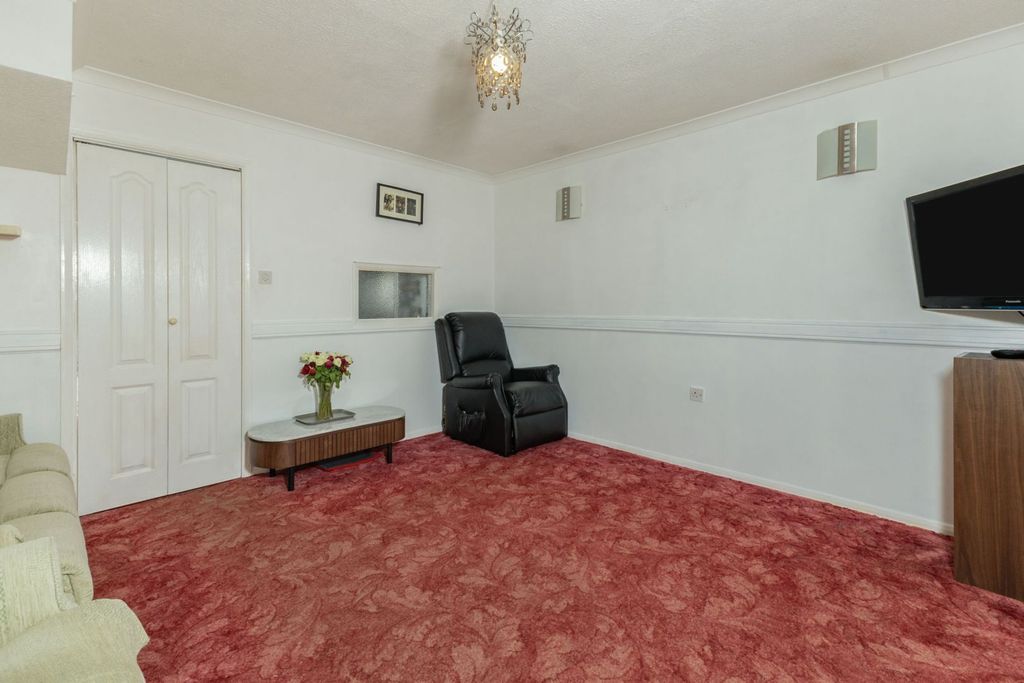 Property photo 3 of 21 Living Room