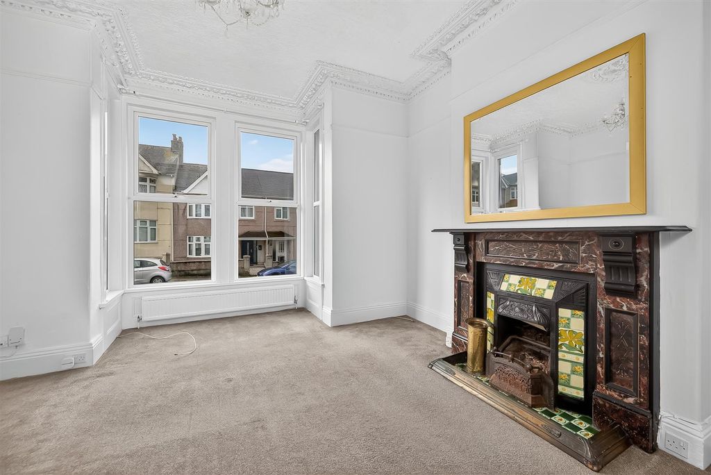 Property photo 2 of 13 Lounge