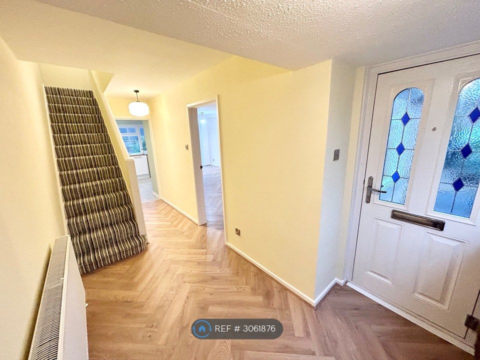 Property photo 3 of 20 Hallway (When Empty)