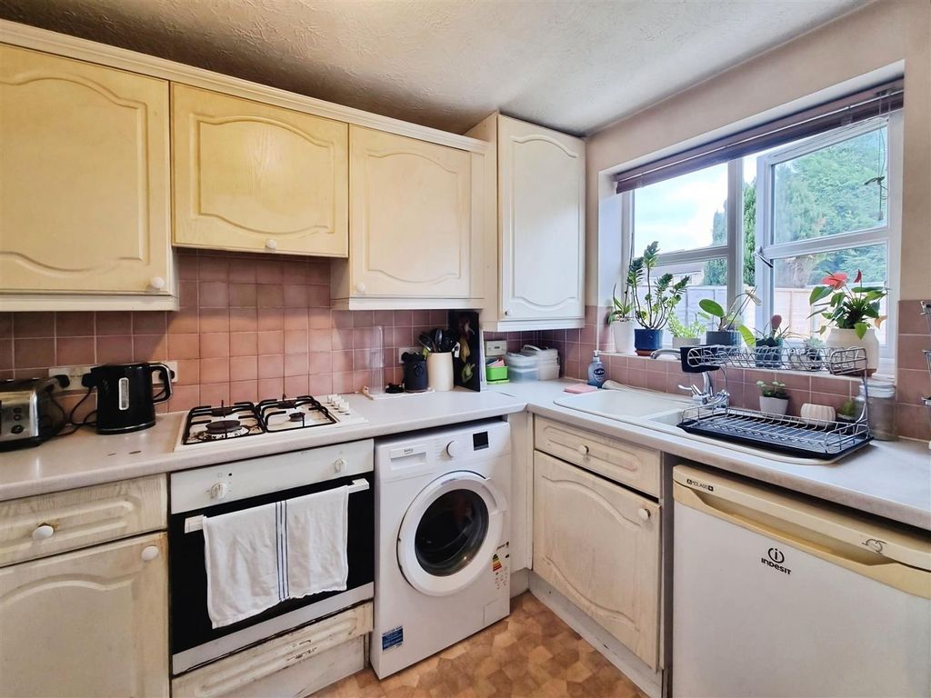 Property photo 2 of 13 Fitted Kitchen