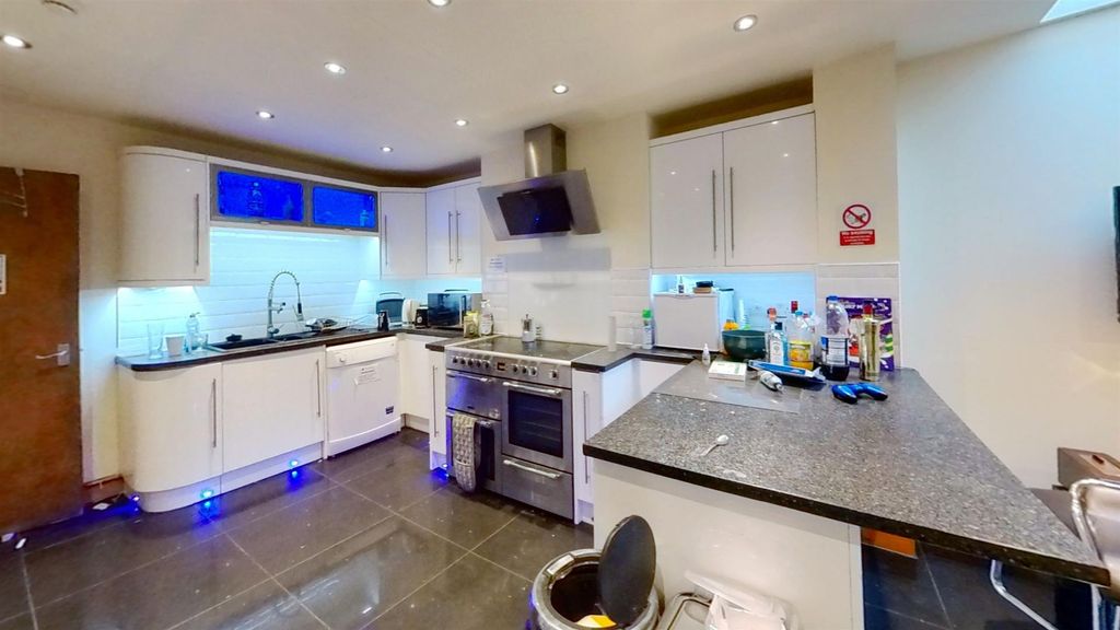 Property photo 2 of 14 127-Heeley-Road-Kitc