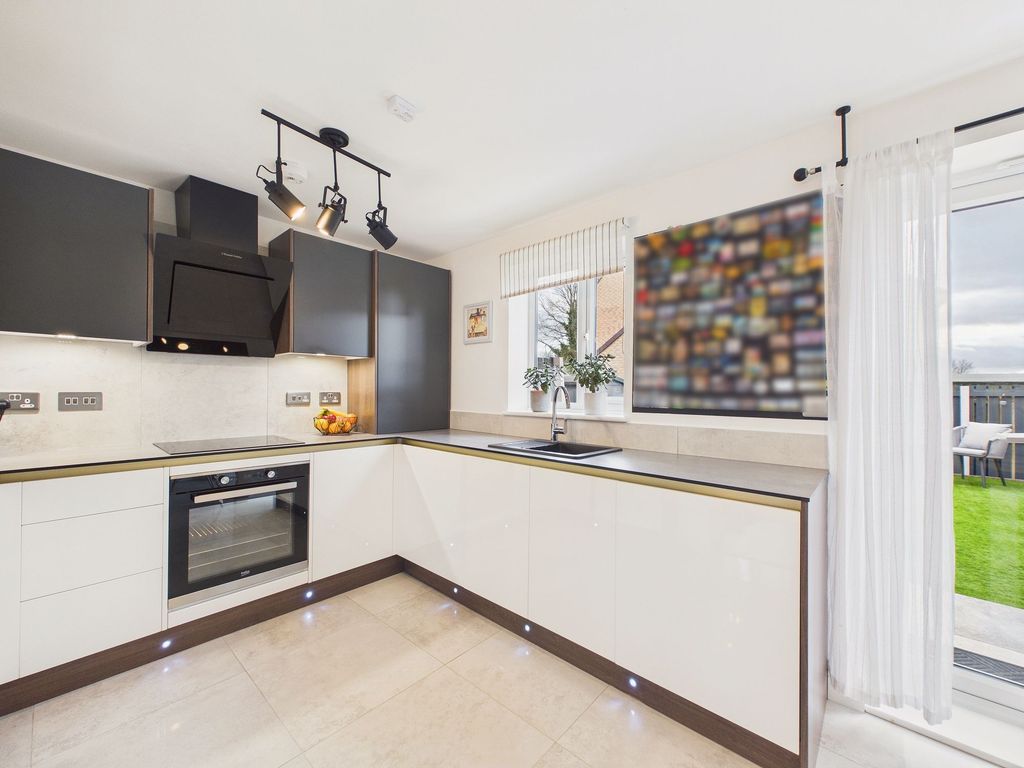 Property photo 2 of 12 Dining Kitchen