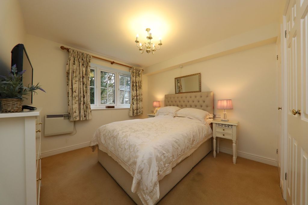 Property photo 3 of 17 Bed 1