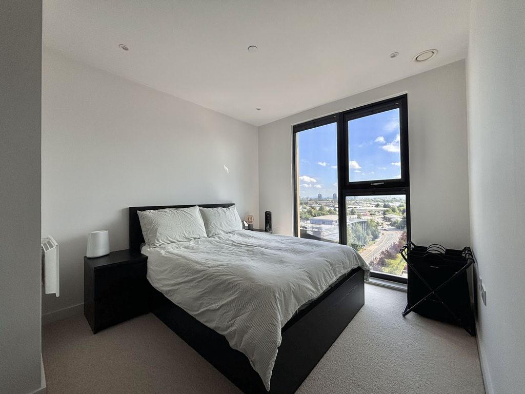 Property photo 2 of 12 Image00008