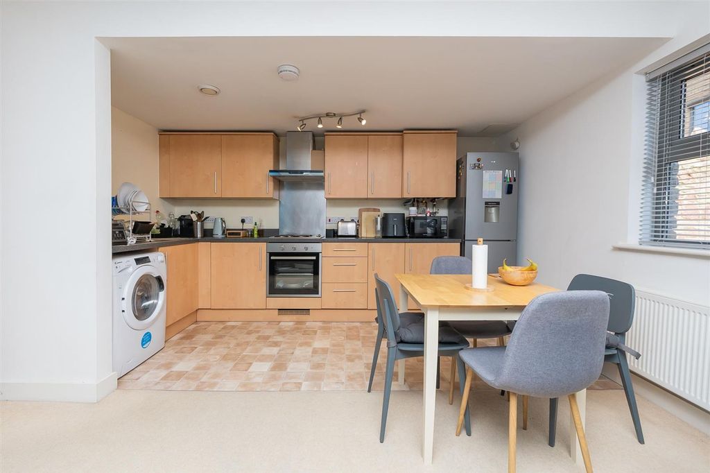 Property photo 2 of 23 29-Tallavera-Close-Bs2-0Ed-14.Jpg