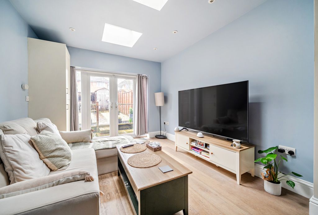 Property photo 3 of 13 1402050-6-6970Ad4...