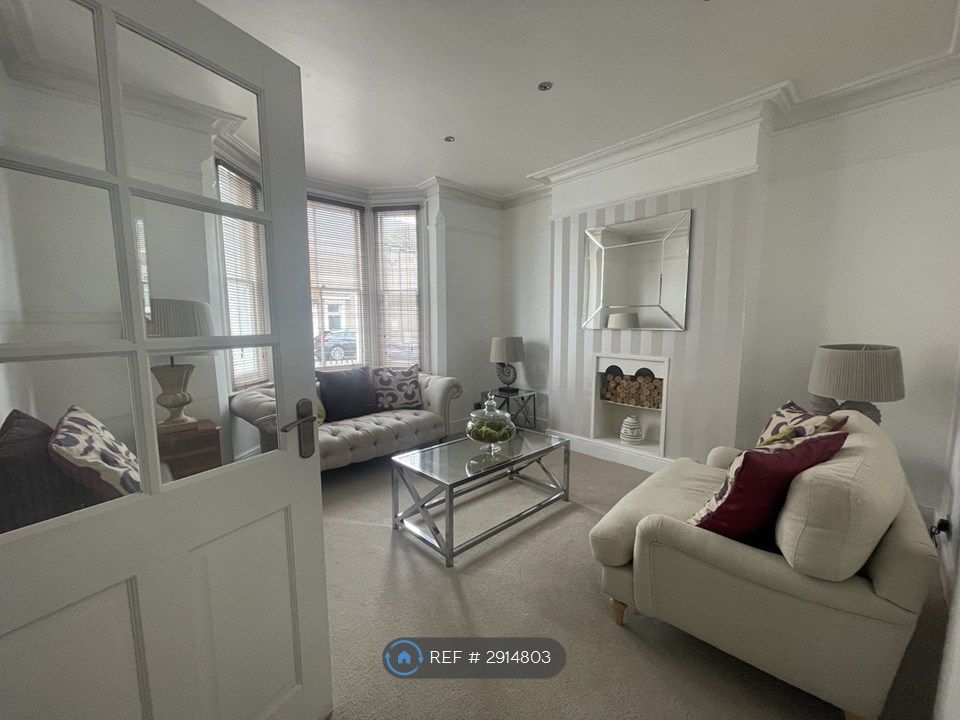 Property photo 1 of 18 Bright And Airy Living Room