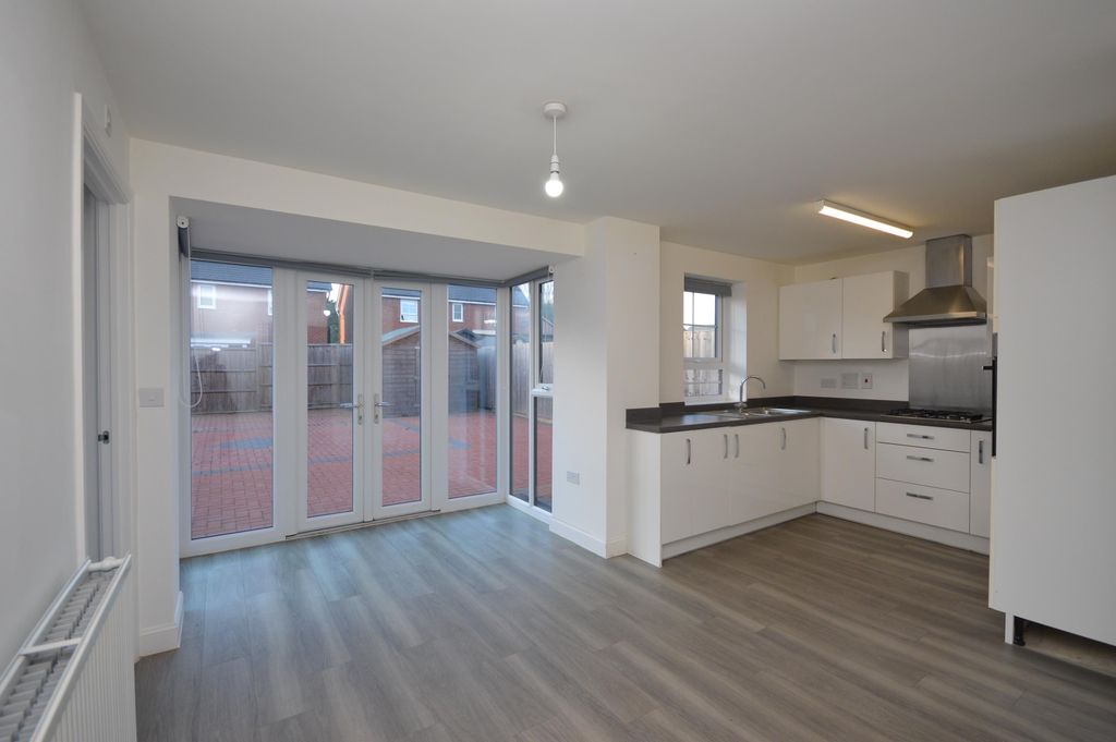 Property photo 3 of 12 Kitchen