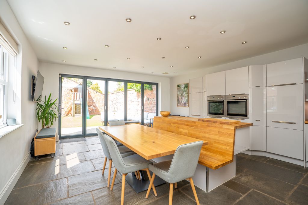 Property photo 2 of 26 Kitchen Diner