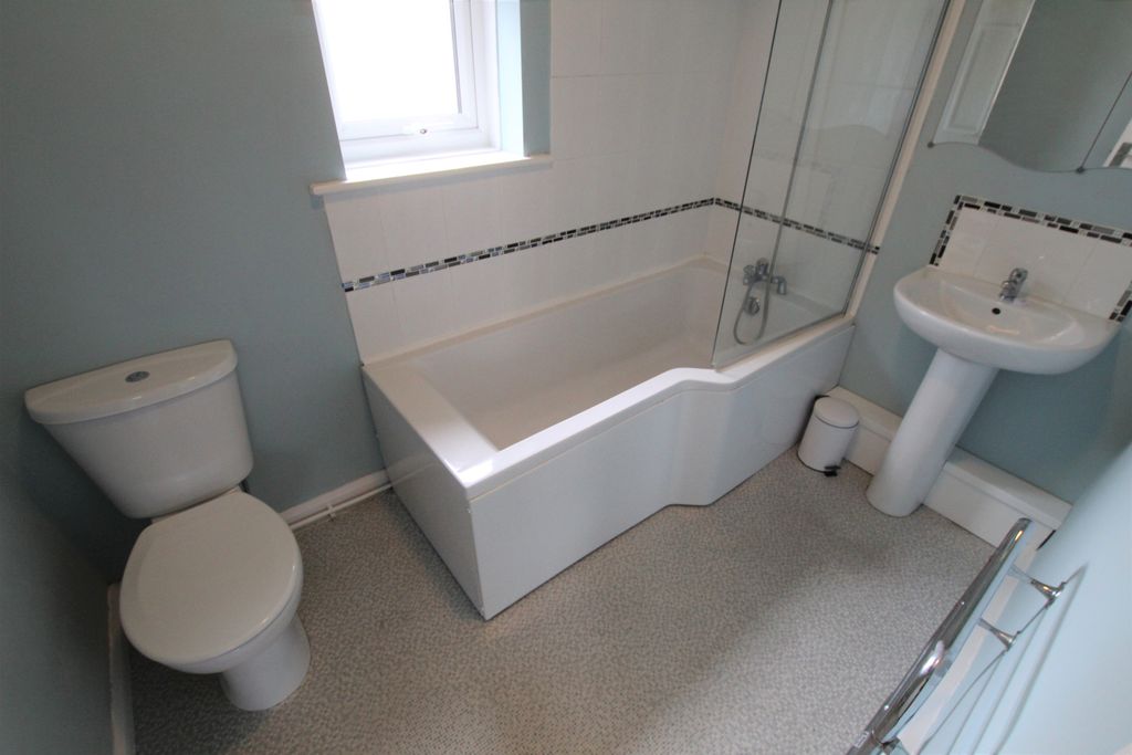 Property photo 3 of 9 Bathroom