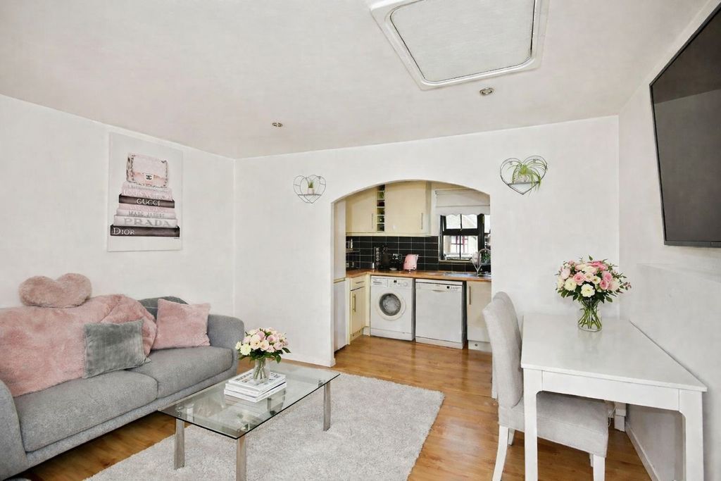 Property photo 1 of 14 Lounge