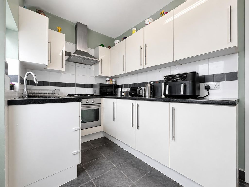 Property photo 3 of 10 Kitchen