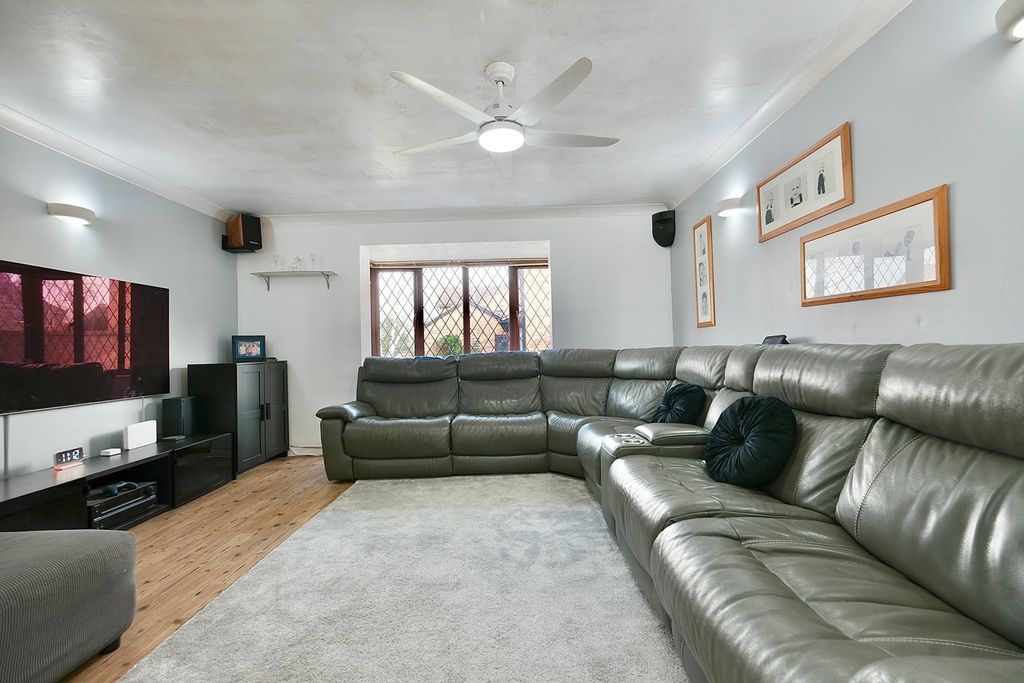 Property photo 2 of 17