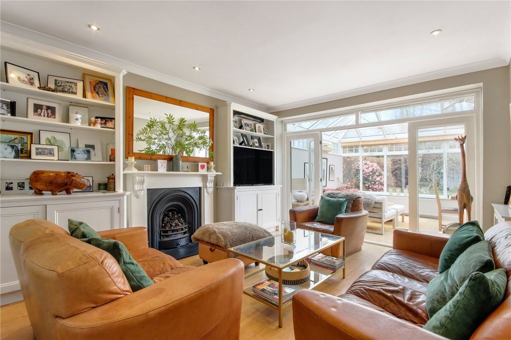 Property photo 2 of 16 Sitting Room