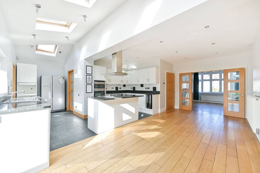 Property photo 3 of 17