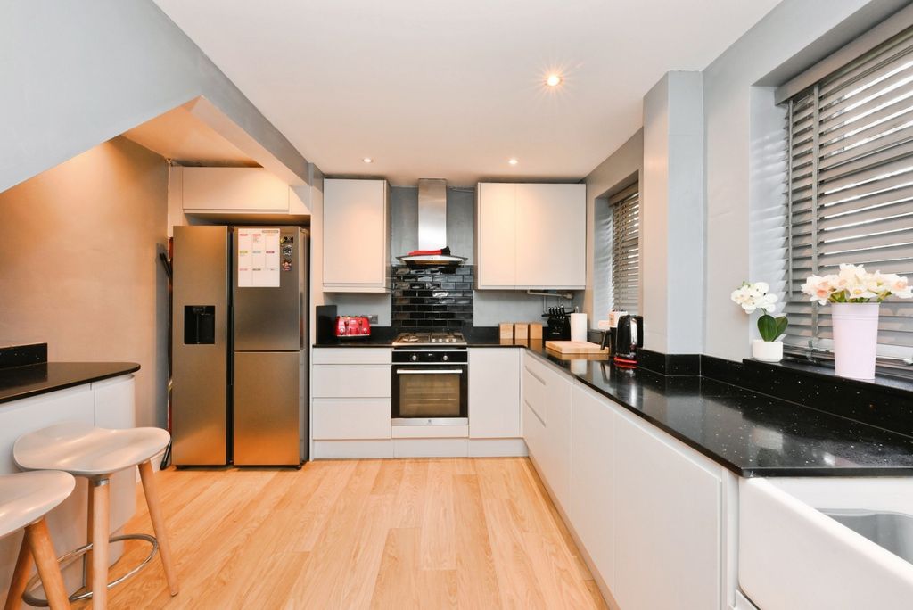 Property photo 3 of 18 Kitchen