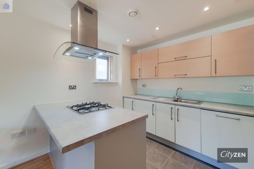 Property photo 3 of 10 Kitchen