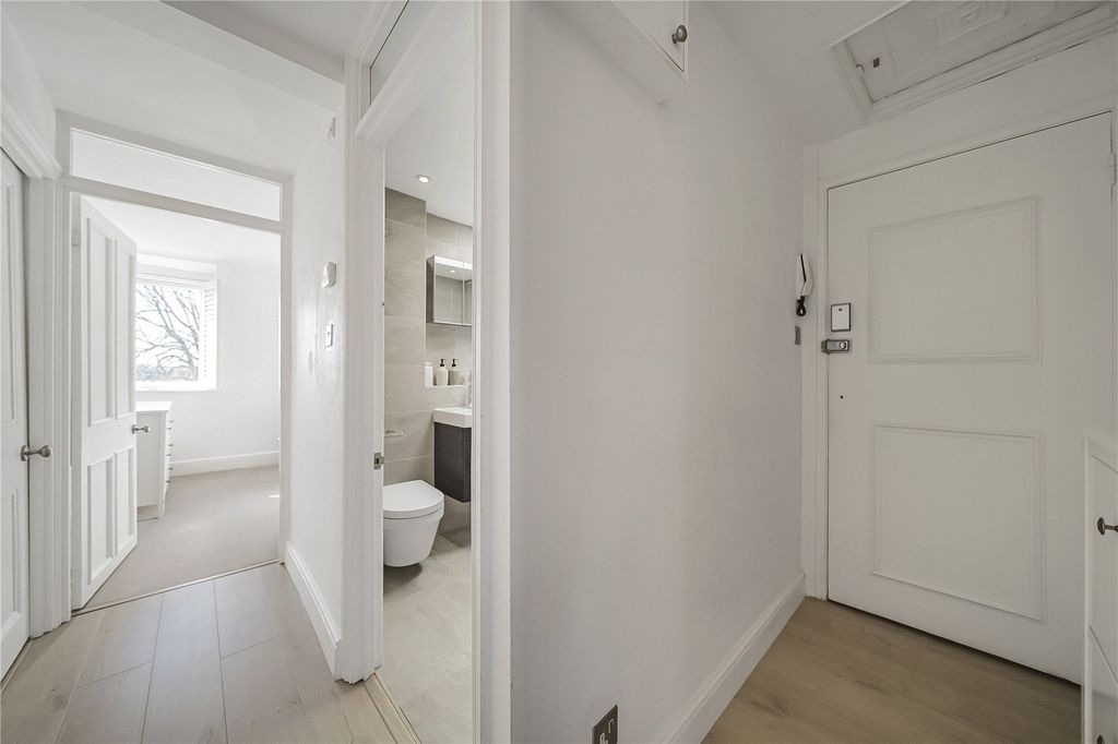 Property photo 2 of 11 Hallway