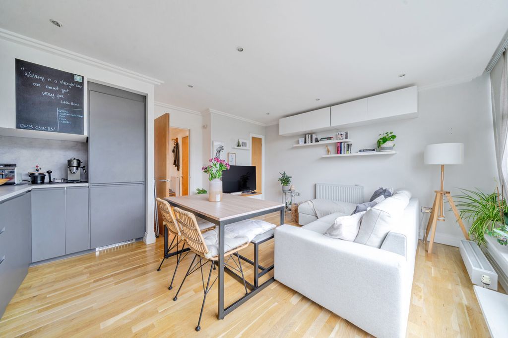 Property photo 1 of 16 1332104-11-688B39...