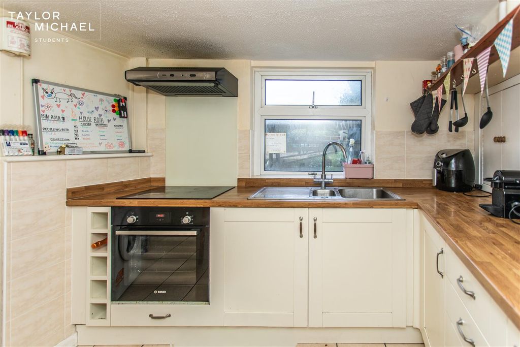 Property photo 1 of 21 Kitchen