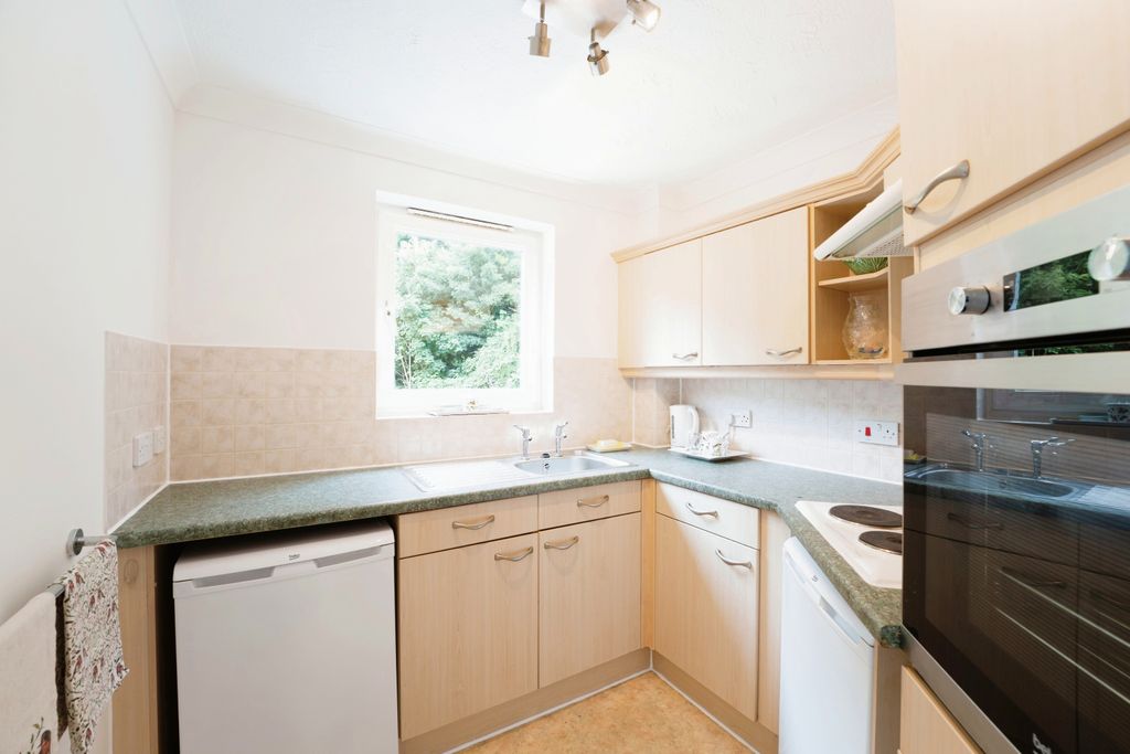 Property photo 3 of 10 Kitchen